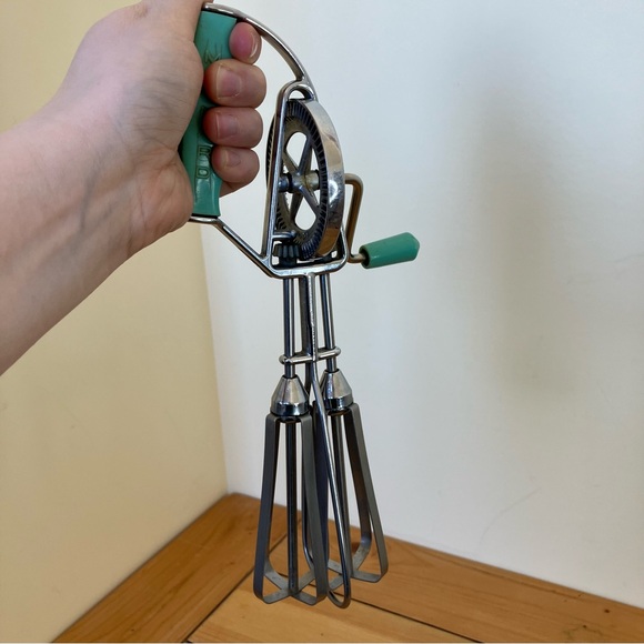 Maynard Manual Egg Beater Vintage Kitchen Hand Crank Whisk Aqua Green #54 - Picture 3 of 10